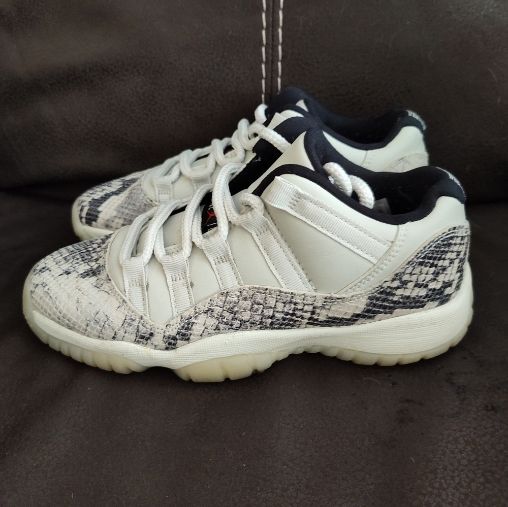 NIKE AIR JORDAN 11 RETRO LOW SNAKE LIGHT BONE CD6847-002 YOUTH SNEAKER SIZE 4Y